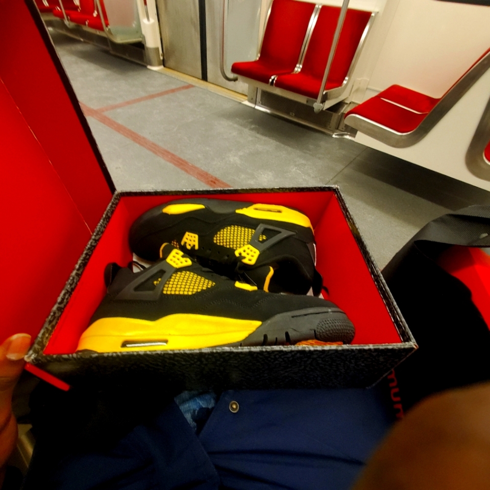 Jordan 4 thunder - Picture 1 of 4